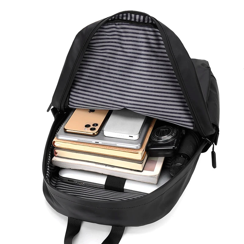 Grossista 2024 Mochila de moda para portátil de grande capacidade para homem Malas casuais simples com funcionalidade impermeável Translated with https://laratranslate.com